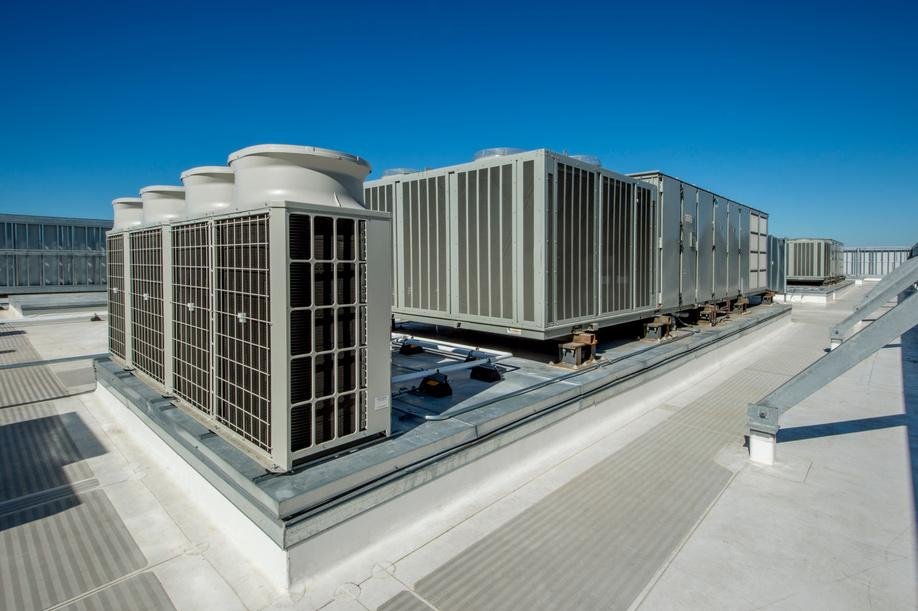 Unités HVAC sur toiture de bâtiment industriel